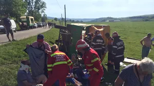 Accident teribil la Sibiu: Nouă turişti străini au fost răniţi, după ce s-au răsturnat cu căruţa | FOTO, VIDEO