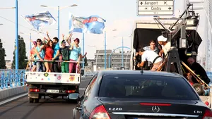 Filmări pe caniculă, în aplauzele trecătorilor, pentru genericul serialului 