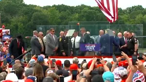Trump, protejat de o „cuşcă de sticlă antiglonţ”: miting în siguranţă după atacul de la Butler

