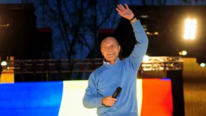 Mesaje de mulţumire din partea lui Băsescu, afişate pe ecrane la sediul de campanie