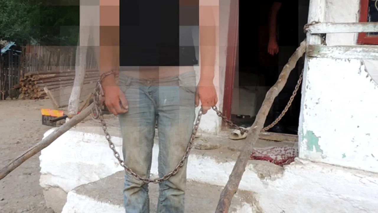 Caz de sclavie la Sebeş: Un bătrân, sechestrat în grajd. Îl puneau să cerşească pe la biserici şi era bătut cu lanţul pentru că nu muncea îndeajuns