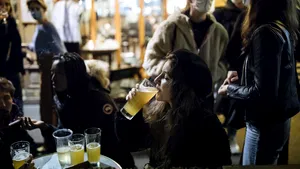 Francezii se întorc mai devreme acasă începând de azi. Franţa extinde carantina de noapte