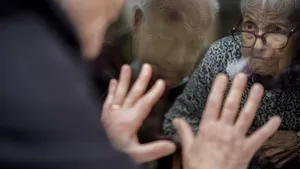 Iubirea nu ţine cont de restricţii. Un bătrân merge săptămânal să îşi vadă soţia doar prin geamul azilului