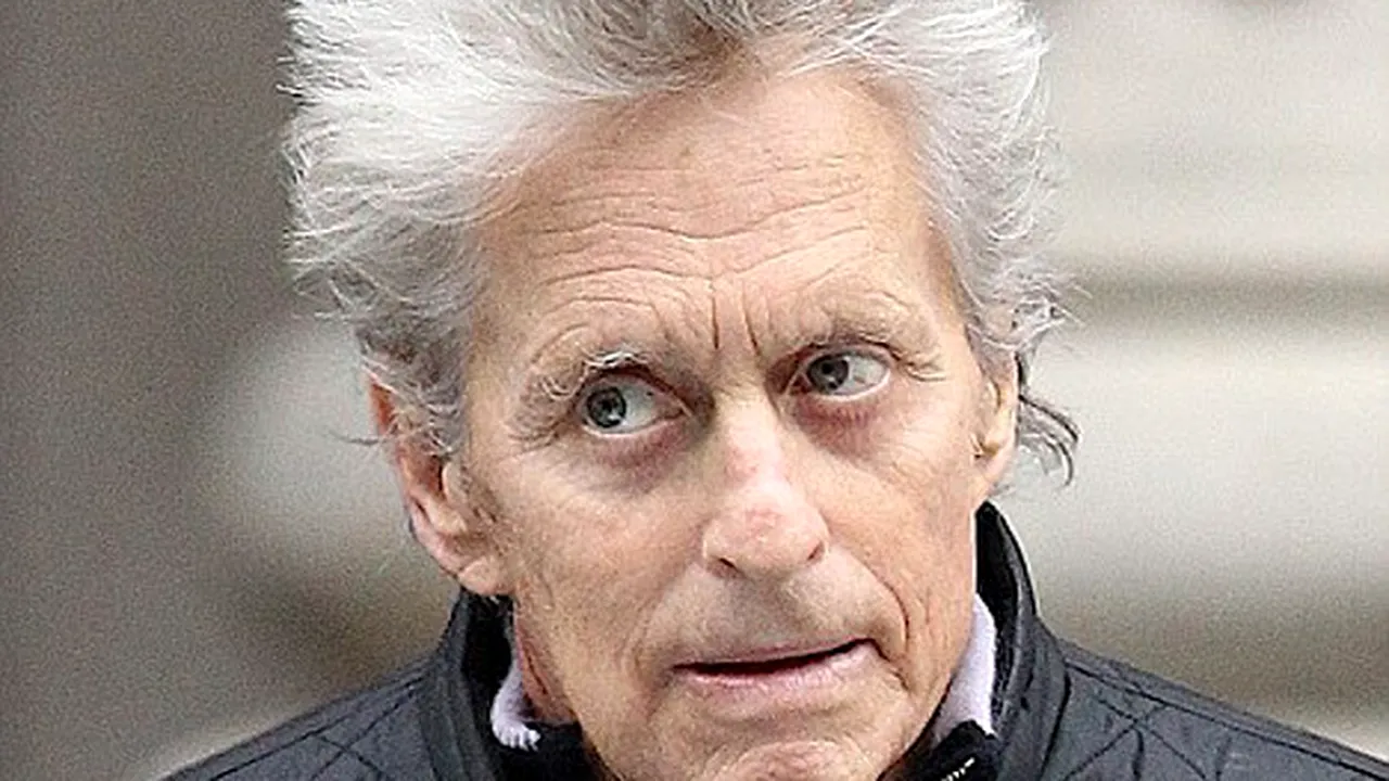 Michael Douglas ţine cură de îngrăşare, după ce cancerul l-a adus la 63 de kilograme