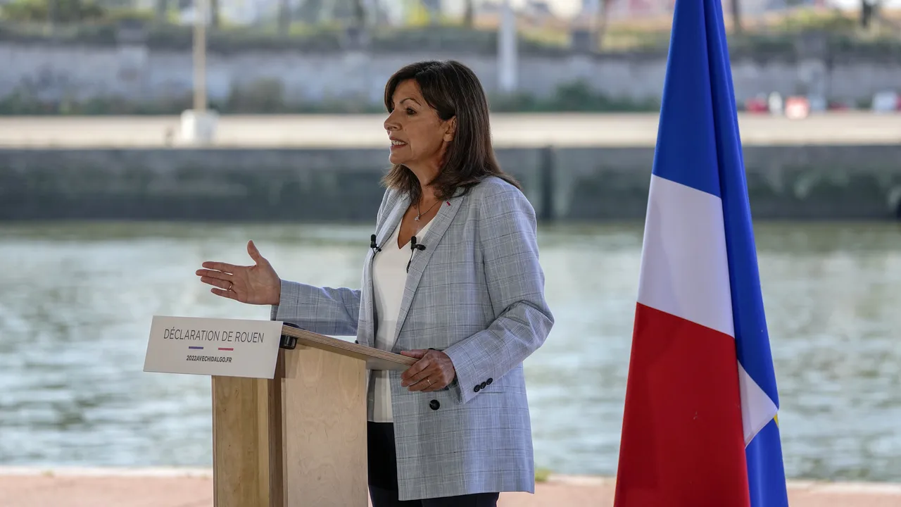 Primarul Parisului, Anne Hidalgo, va înota azi în Sena