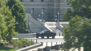 O persoană susţine că are o bombă lângă Capitoliu. Agenţi de poliţie poartă negocieri 