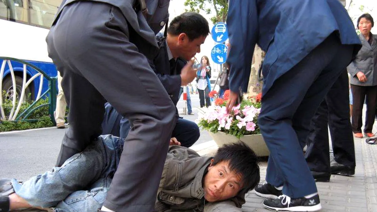 Un bărbat a aruncat cu o cărămidă în autocarul jurnaliştilor români de la Expo 2010 Shanghai