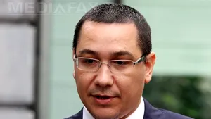 Premierul Victor Ponta a fost aşteptat la Cluj, în faţa Universităţii UBB, de tineri cu tricouri inscripţionate 