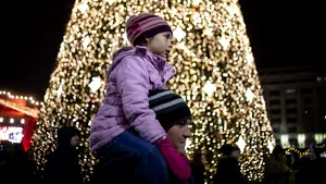 Luminiţele de Crăciun se aprind azi la 19.00 în Capitală. 10 milioane de beculeţe, în Piaţa Constituţiei. Lista străzilor decorate anul acesta