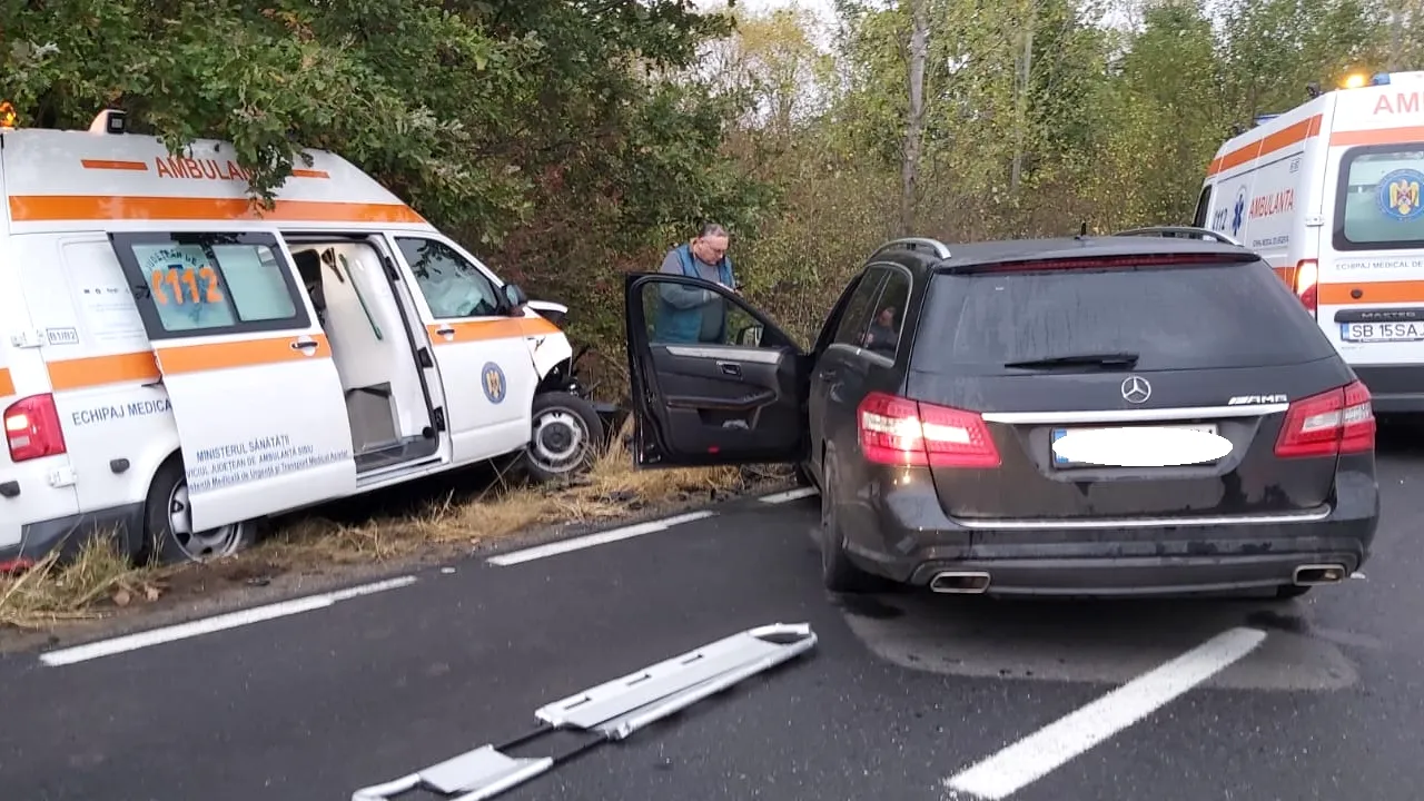 Accident în Sibiu | Două maşini şi o ambulanţă s-au ciocnit. Bilanţ: 4 răniţi