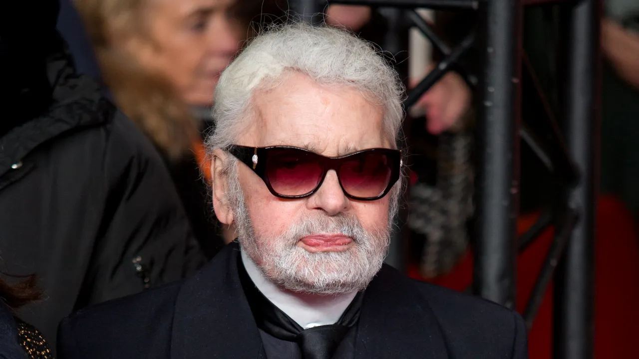 Renumitul creator de modă Karl Lagerfeld a murit la vârsta de 85 de ani