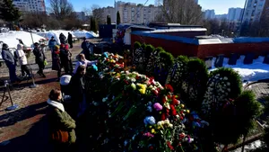 Poliţia închide cimitirul unde este îngropat Navalnîi, iar sute de ruşi protestează pentru acces