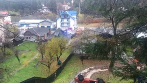 O şoferiţă s-a răsturnat cu maşina şi a ajuns în curtea unui localnic | FOTO, VIDEO