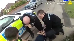 Ce a păţit în Anglia un tânăr care a tuşit către un echipaj de poliţie şi le-a spus ofiţerilor că le doreşte moartea