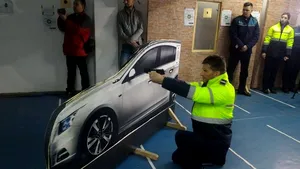 GALERIE FOTO Pilotul de raliuri Bogdan Marişca, demonstraţii de derapaje auto pentru elevii Şcolii de Poliţie