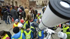 REPORTAJ: Eclipsa de soare în Capitală: Copiii, încântaţi de 