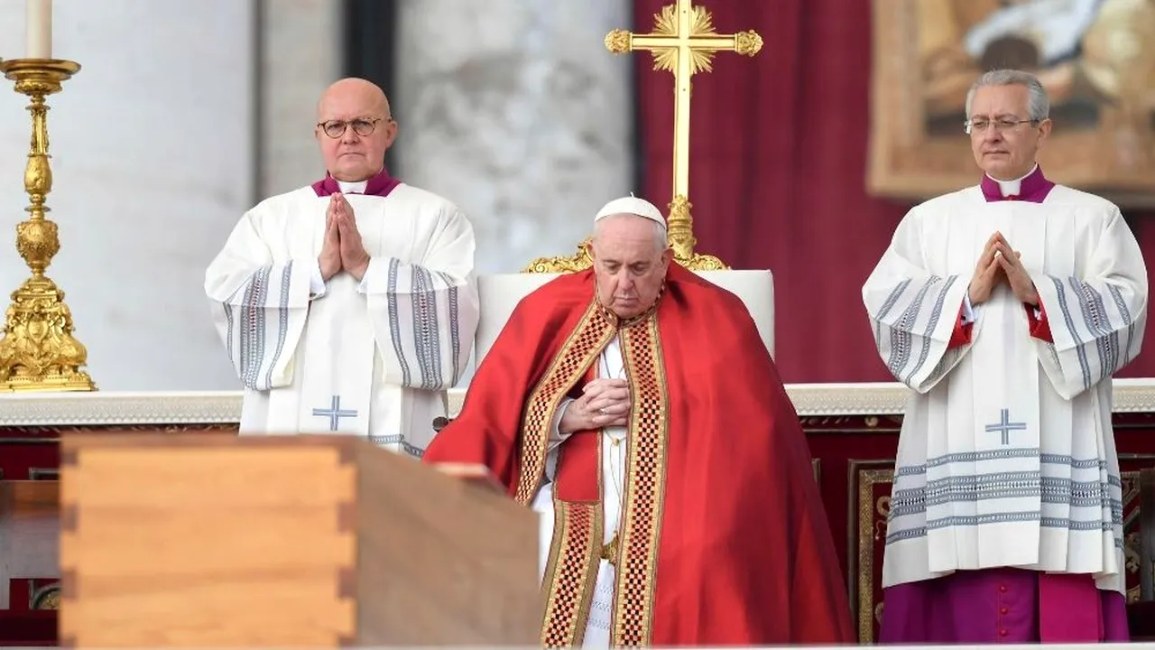 Papa Francisc conduce slujba de rămas bun a fostului Papă Benedict al XVI-lea