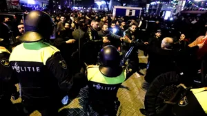 VIDEO Proteste VIOLENTE la Rotterdam, după ce ministrul turc al Familiei a fost împiedicat să intre în Consulat/ Premierul turc: Vom răspunde în consecinţă