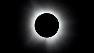 NASA trimite un avion să „prindă” umbra eclipsei. Misiunea care va prelungi întunericul total la aproape trei minute