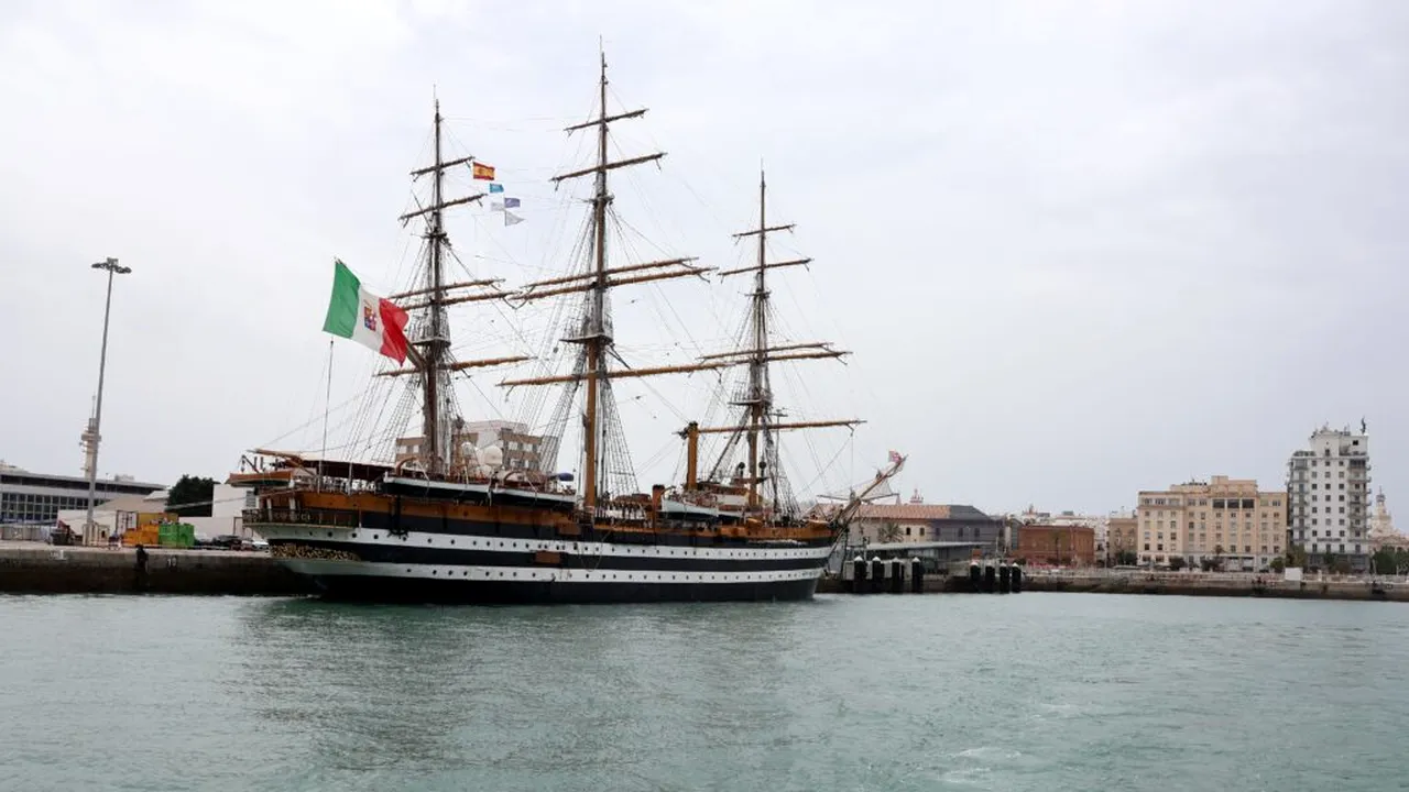 O navă celebră s-a întors acasă. Velierul Vespucci a fost primit de mii de italieni