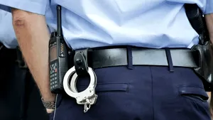 Focuri de armă trase de polițiști pentru a opri un conflict între mai multe persoane în județul Olt