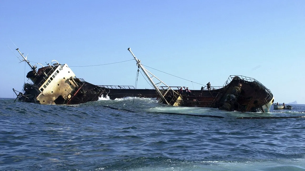 O navă încărcată cu fier vechi s-a scufundat în Marea Neagră