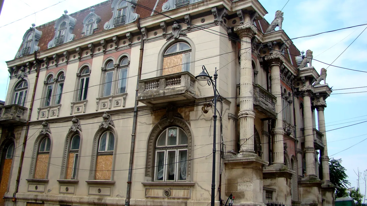 Un afacerist din Constanţa, AMENDAT cu 13 mii lei pentru că nu a REABILITAT Casa cu lei şi Casa Manicatide