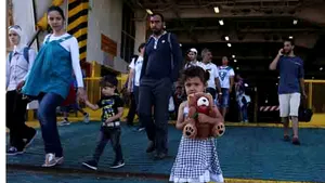 ONU cere Atenei să-i evacueze pe cei 17.000 de refugiaţi de pe Insula Lesbos la Pireu