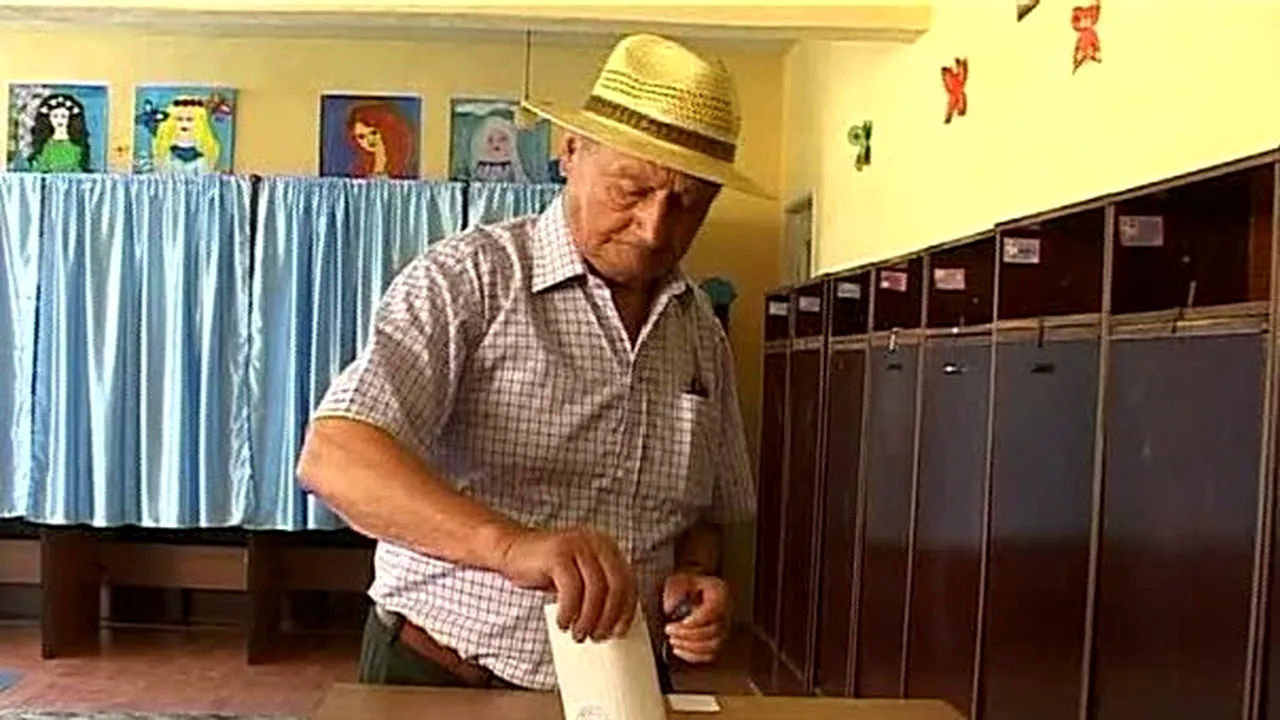 ALEGERI PARLAMENTARE: Un bărbat de aproape 101 ani a votat la Piteşti, fiind primit cu aplauze de cei din secţia de votare - FOTO