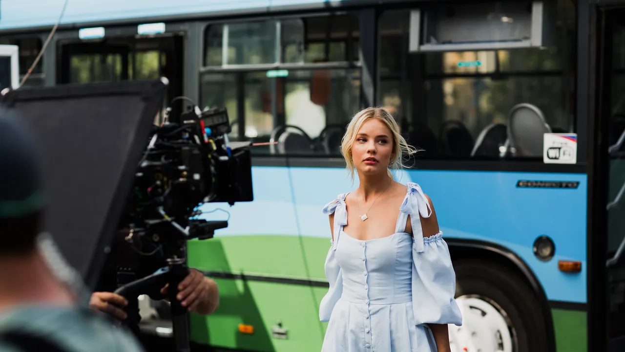 Cine joacă în comedia „Oh, Ramona” şi cu câtă nuditate vine rolul lui Smiley de Ziua Îndrăgostiţilor | GALERIE FOTO