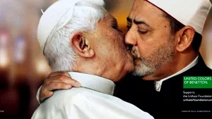 Vaticanul, înfuriat după campania grupului Benetton, în care papa apare sărutându-se cu un imam