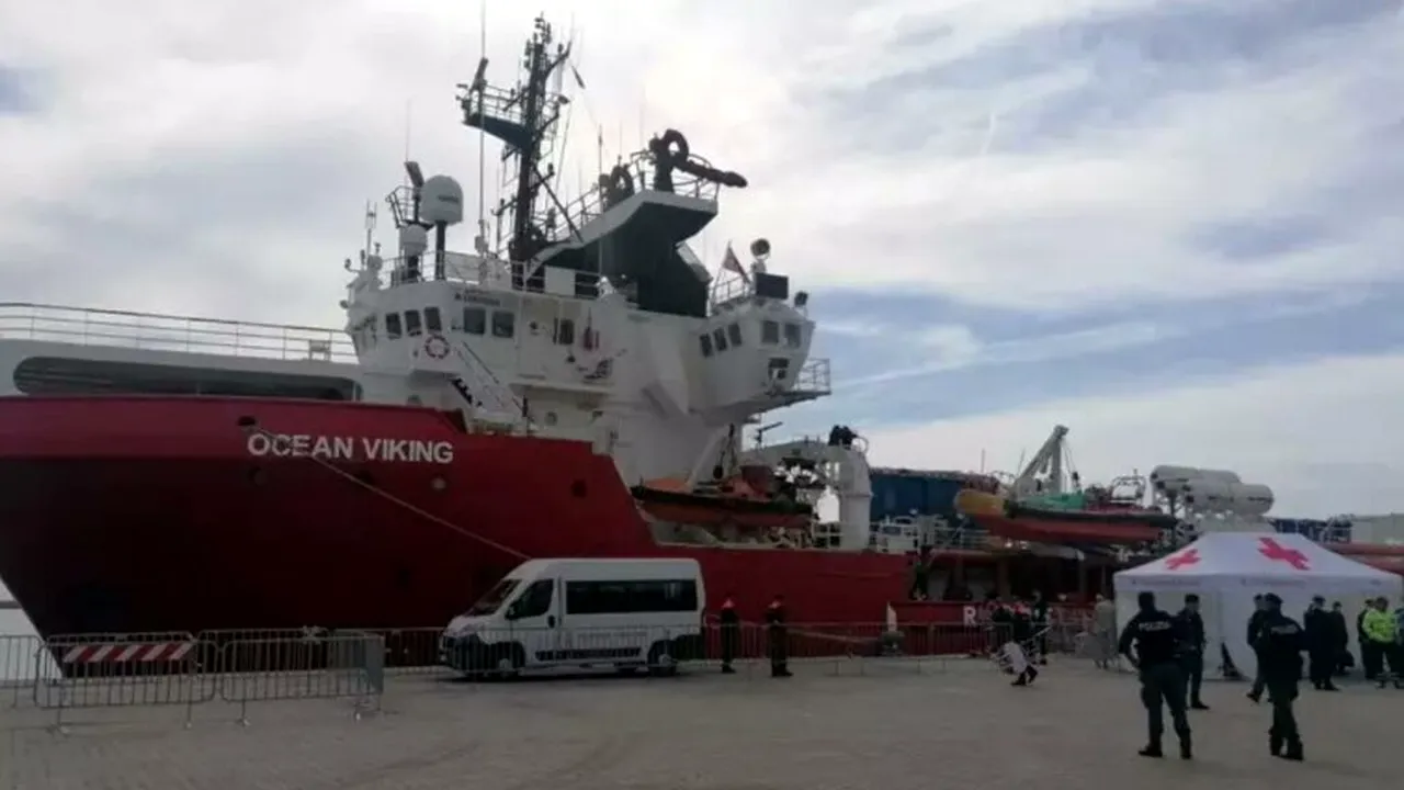 Nava Ocean Viking care încerca să salveze migranți în Meditarana, atacată de garda de coastă libiană