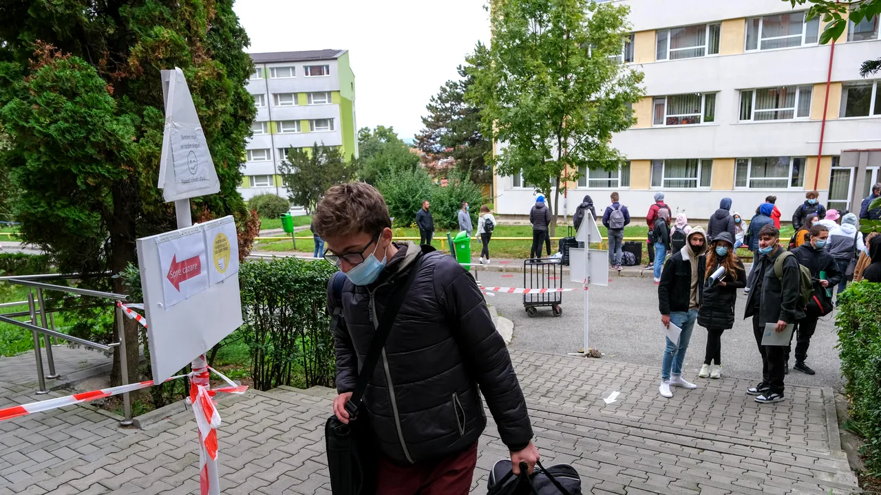 Liga Studenţilor din Iaşi ameninţă cu procese. „E ilegal să ne condiţioneze prezenţa fizică de vaccin sau teste. Vom sesiza instanţele de judecată şi Poliţia”