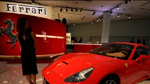 Cum a refuzat „doamna Ferrari“ avansul a 20 de „mârlani“ care voiau să-şi tragă o supermaşină