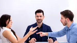 Un tată primeşte despăgubiri 7.000 lei pentru că fosta soţie îl tot făcea de râs în faţa copiilor