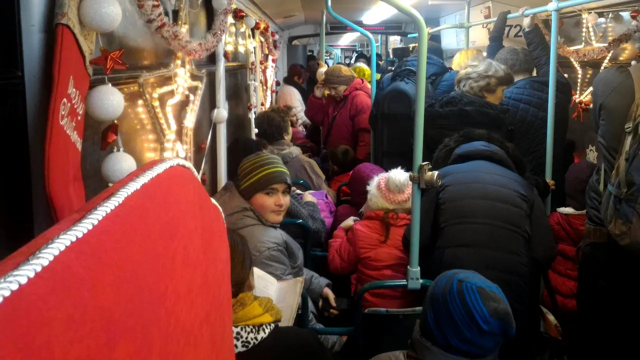 FOTO. Tramvaiul lui Moş Crăciun a fost pus în circulaţie la Cluj. Copiii primesc bomboane şi îi pot trimite scrisori Moşului