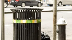 Explozie a unui pachet artizanal, plasat într-un coş de gunoi în Torino. Unda de şoc a distrus patru maşini şi a rănit mai multe persoane