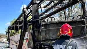 Incendiu la un autocar în Tulcea. Cele 27 de persoane aflate la bord s-au evacuat la timp