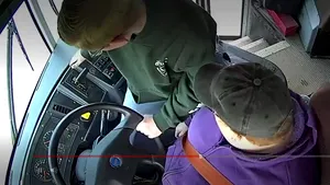 VIDEO Un băiat de 13 ani a salvat 66 de persoane după ce şoferul autobuzului şi-a pierdut cunoştiinţa / A sărit de pe scaun şi a preluat controlul volanului