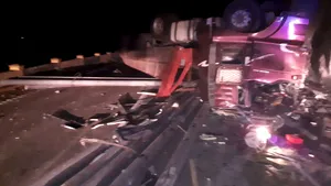 Un TIR s-a răsturnat în Mehedinţi. Autotrenul a luat foc, iar şoferul a decedat în urma accidentului