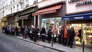 Cozi pentru cumpărarea Charlie Hebdo. Primul număr al revistei de după atac nu se mai găsea la chioşcuri la prima oră. Tirajul, mărit la 5 milioane de exemplare - FOTO