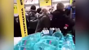 Bătaie pentru cumpărarea unui pachet de zahăr într-un supermarket din Moscova

