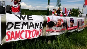 FOTO Oameni din Belarus, la graniţa cu Polonia şi Lituania. Participanţii cer sancţiuni împotriva lui Lukaşenko şi eliberarea prizonierilor politici