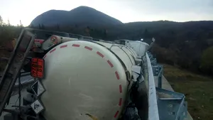 O cisternă care transporta 24 de tone de sodă caustică lichidă s-a răsturnat pe DN 1 - FOTO, VIDEO