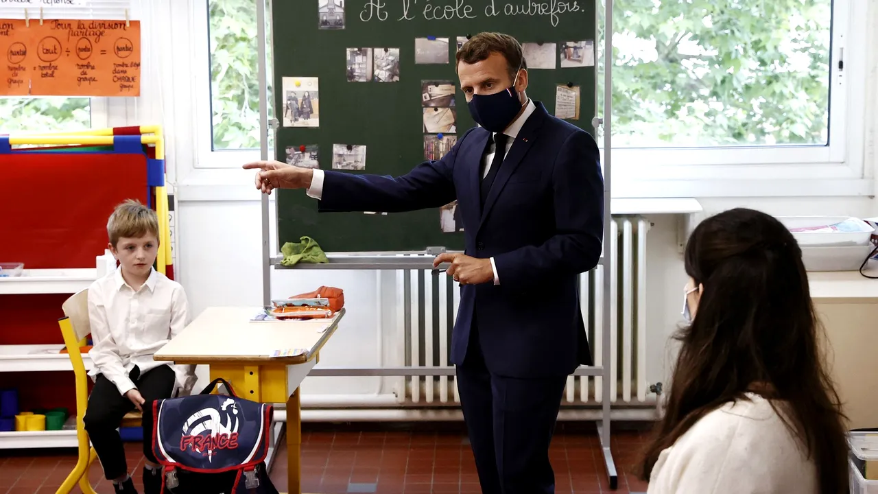 Le masque français. Macron, apariţie inedită în public, cu o mască asortată cu costumul şi cu un mic tricolor