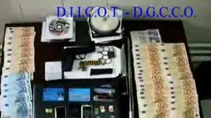 Vâlcea: Mandate de arestare pentru 17 suspecţi de fraude informatice