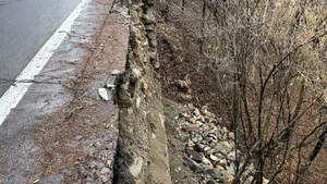 O porțiune de 10 metri din zidul de sprijin al drumului spre Poiana Brașov s-a prăbușit. Inspectoratul de Stat în Construcții va verifica stabilitatea întregii zone