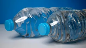 Un agent de pază a fost concediat pentru că a băut o sticlă cu apă dintr-un supermarket. Decizia surprinzătoare a judecătorului