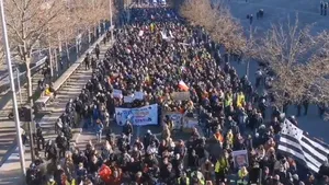 Protestatarii au acaparat Parisul. „Convoiul Libertăţii” este nemulţumit de restricţiile COVID-19