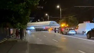 Un avion a „aterizat” pe o stradă din Cluj-Napoca, blocând traficul. Ce s-a întâmplat
